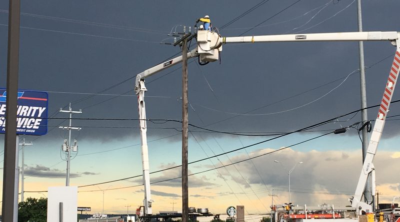 CPS Energy lineman at work during the storm