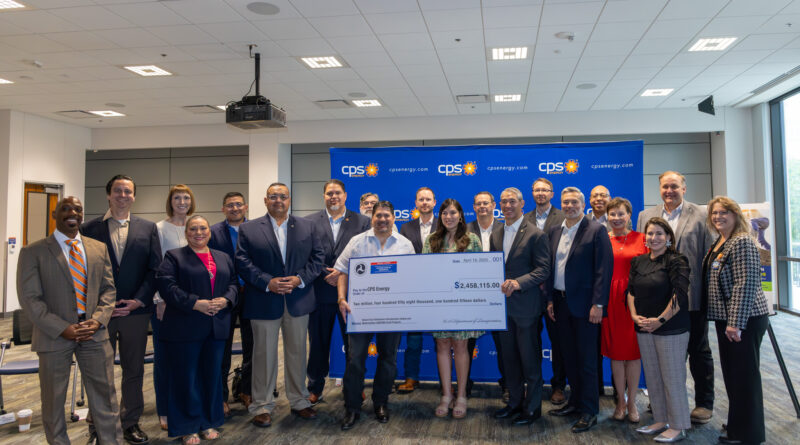 Una foto de lideres de CPS Energy reciben fondos del Departamento de Transporte para mejorar la infraestructura de gas